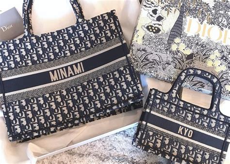 【店舗・期間限定】Diorのブックトートに名前を刺繍してオリジ 